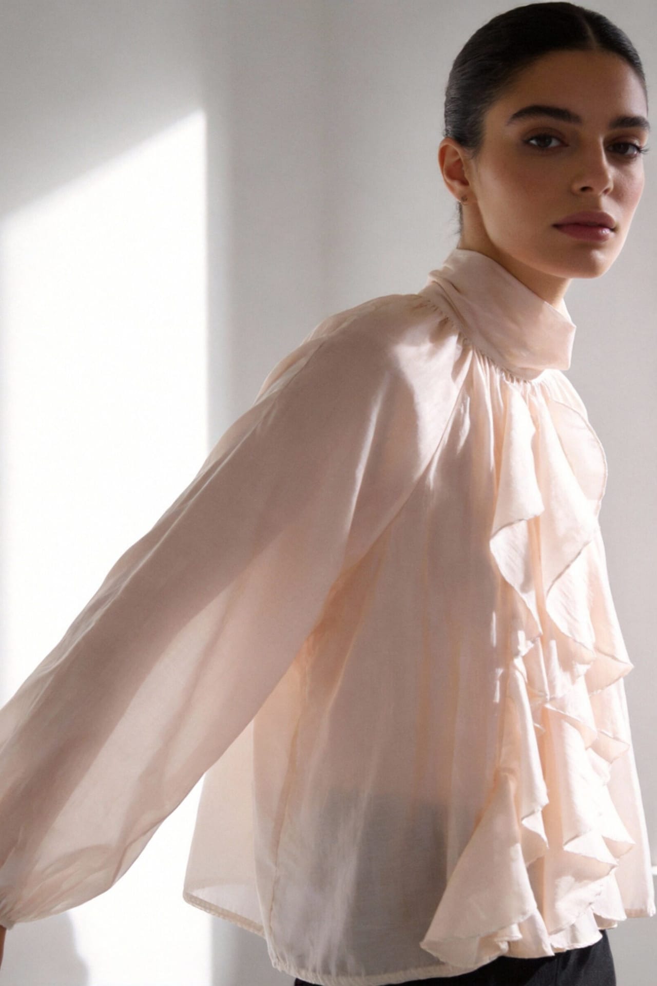 Blusa Gola Alta com Volume Escultural